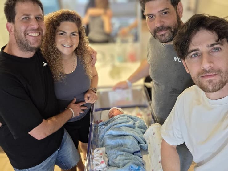 אהד ובת חן גריבסקי (משמאל), עם דוד לביא ואיתי אמינוף והתינוקת רות דורותי לביא־אמינוף, עוזבים את בית החולים (צילום: אלבום פרטי) אהד ובת חן גריבסקי (משמאל), עם דוד לביא ואיתי אמינוף והתינוקת רות דורותי לביא־אמינוף, עוזבים את בית החולים