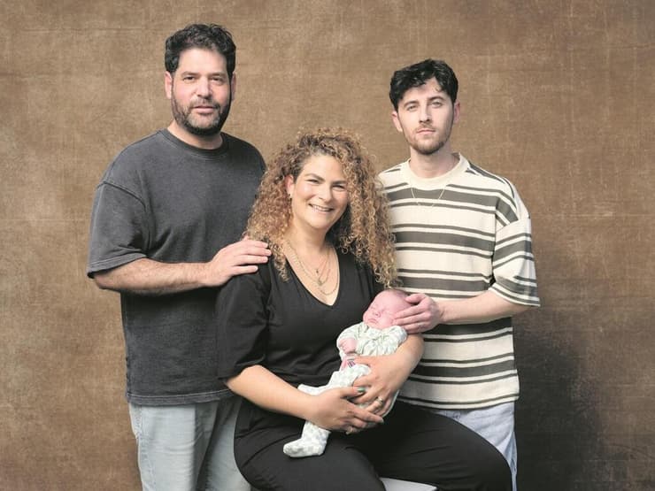 דוד לביא ובן זוגו איתי אמינוף, עם התינוקת רות דורותי לביא־אמינוף והפונדקאית בת חן גריבסקי (אסקוב) (צילום: יונתן בלום) דוד לביא ובן זוגו איתי אמינוף, עם התינוקת רות דורותי לביא־אמינוף והפונדקאית בת חן גריבסקי (אסקוב)