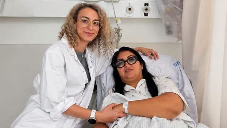 "היו הרבה חששות ובכי, אבל תודה לאל שאני מסיימת, ושזה עבר בסדר". בתאל עדן וד"ר יבגניה ברסודסקי (צילום: דוברות אסותא אשדוד) בתאל עדן וד"ר יבגניה ברסודסקי