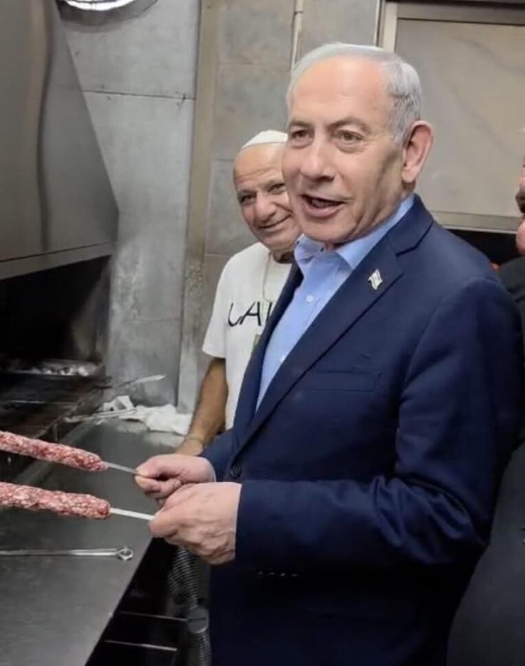 "אני כבר יודע מה הוא אוהב" (מתוך אלבום פרטי) נתניהו בשיפודי אולגה