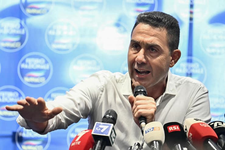 רוברטו ואנאצ'י. במצע: "זכויות גבריות" ואזהרות מפלישה מוסלמית (צילום: Filippo MONTEFORTE / AFP) איטליה רוברטו ואנאצ'י מנהיג ימין קיצוני