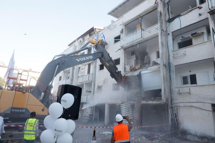 הריסה בפרויקט התחדשות עירונית ברחוב אוסישקין ברמת השרון של חברת מצלאוי (צילום: שלומי אלפסי סט הפקות) הריסה בפרויקט התחדשות עירונית ברחוב אוסישקין ברמת השרון של חברת מצלאוי