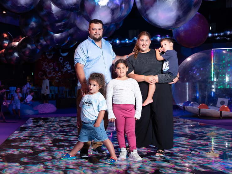 תמר ורמי קוסטוקובסקי וילדיהם (צילום: יובל חן) תמר ורמי קוסטוקובסקי וילדיהם
