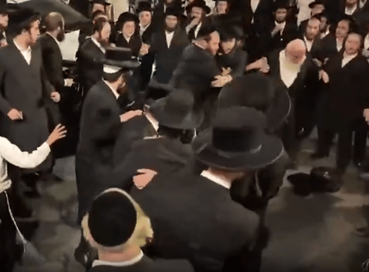 עימותים ליד המקום שאליו הגיע האדמו"ר מקרלין עימותים ליד ביתו של האדמו"ר מקרלין