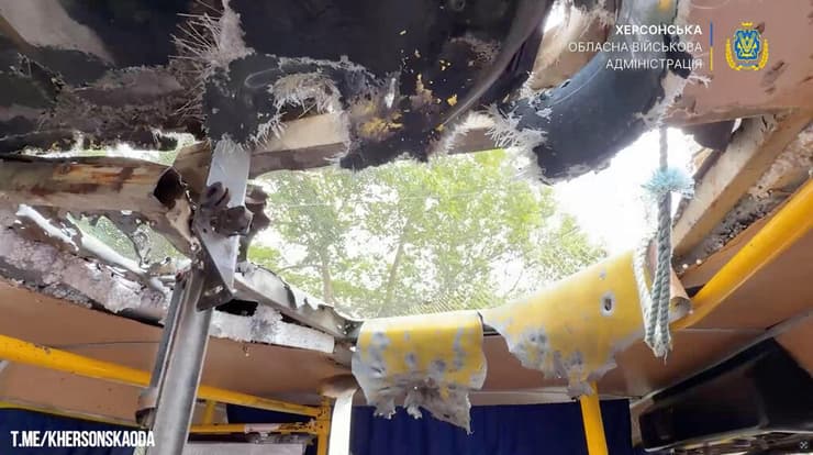 מלחמת רוסיה אוקראינה גג ה מיניבוס שנפגע מ כטב"ם רוסי ב חרסון אוקראינה
