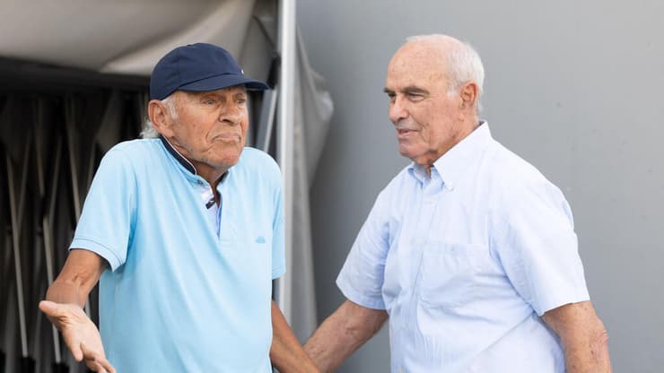 "לא גאון, הייתה רוח". שפיגלר ו-ויסוקר (צילום: עוז מועלם ) שלום עקיבא מטבריה ליד איציק ויסוקר ומוטל'ה שפיגלר