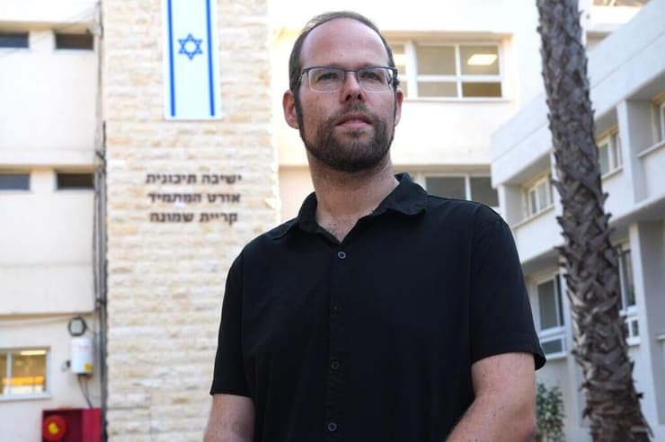 "הרבה מעבר לחומר לימודי". עומר מילר, מנהל תיכון "המתמיד" בקריית שמונה (צילום: אפי שריר) עומר מילר, מנהל תיכון 'המתמיד' בקריית שמונה