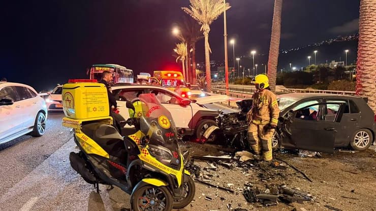 זירת התאונה (צילום: תיעוד מבצעי מד"א) תאונת דרכים בין שני כלי רכב פרטיים על כביש 2 לדרום סמוך למחלף חיפה