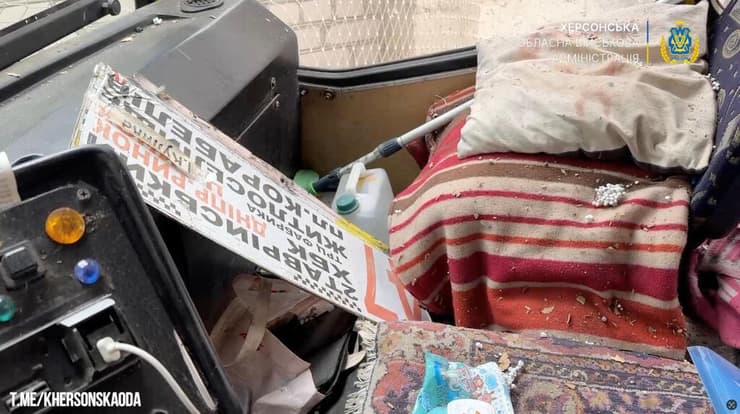 מלחמת רוסיה אוקראינה גג ה מיניבוס שנפגע מ כטב"ם רוסי ב חרסון אוקראינה