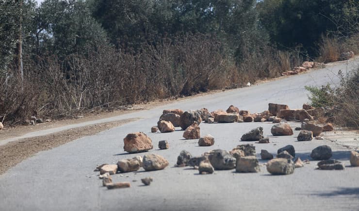 מכשולים שהציבו מתנחלים בדרך לבית משפחת טובאסי בג'אלוד (צילום: שאול גולן) מכשולים שהציבו מתנחלים בדרך לבית משפחת טובאסי בג'אלוד