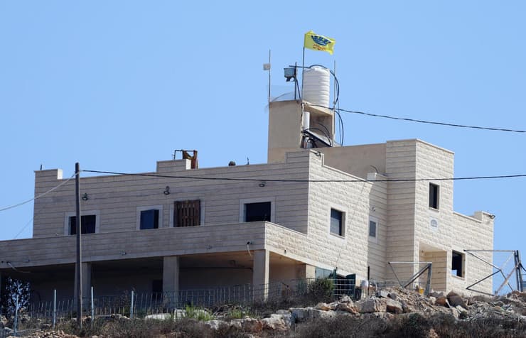 דגל "משיח" על בית הבנים של משפחת טובאסי בג'אלוד, שכרגע שוהים בו חיילי צה"ל (צילום: שאול גולן) דגל "משיח" על בית הבנים של משפחת טובאסי בג'אלוד, שכרגע שוהים בו חיילי צה"ל