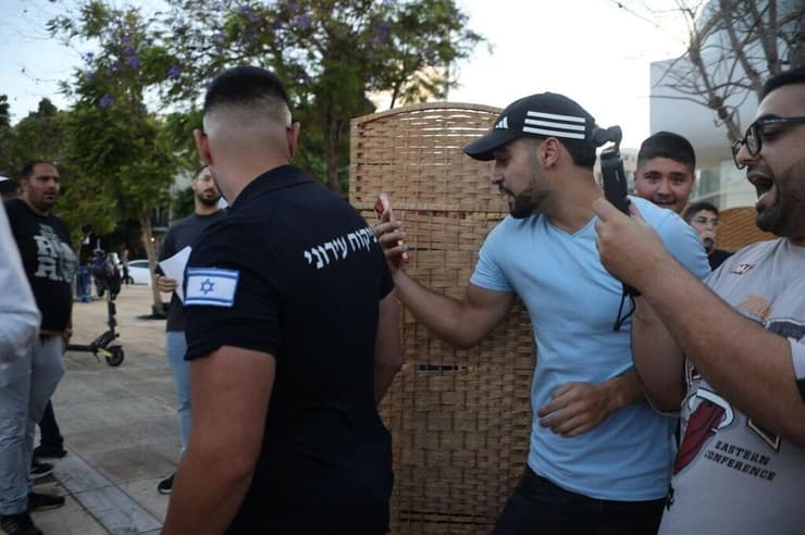 מרכדי דוד בתפילה (צילום: מוטי קמחי) מרדכי דוד בתפילות בהפרדה מגדרית בכיכר הבימה