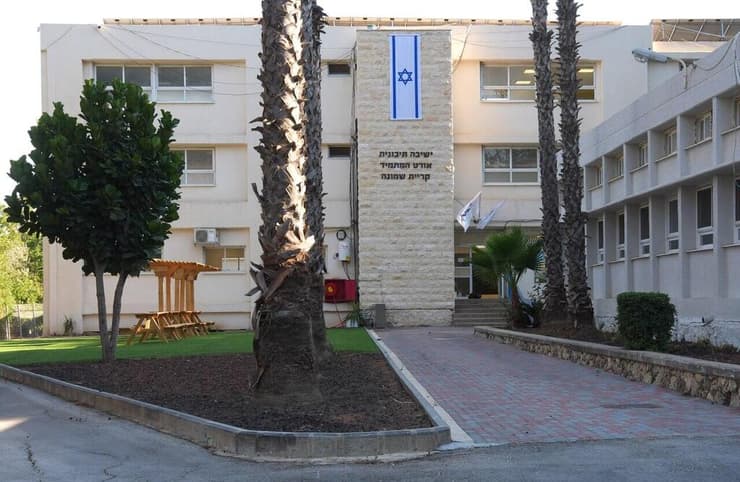 "הנוער הוא המקום להתחיל בו את השינוי".תיכון "המתמיד" בקריית שמונה (צילום: אפי שריר) "הנוער הוא המקום להתחיל בו את השינוי".תיכון "המתמיד" בקריית שמונה