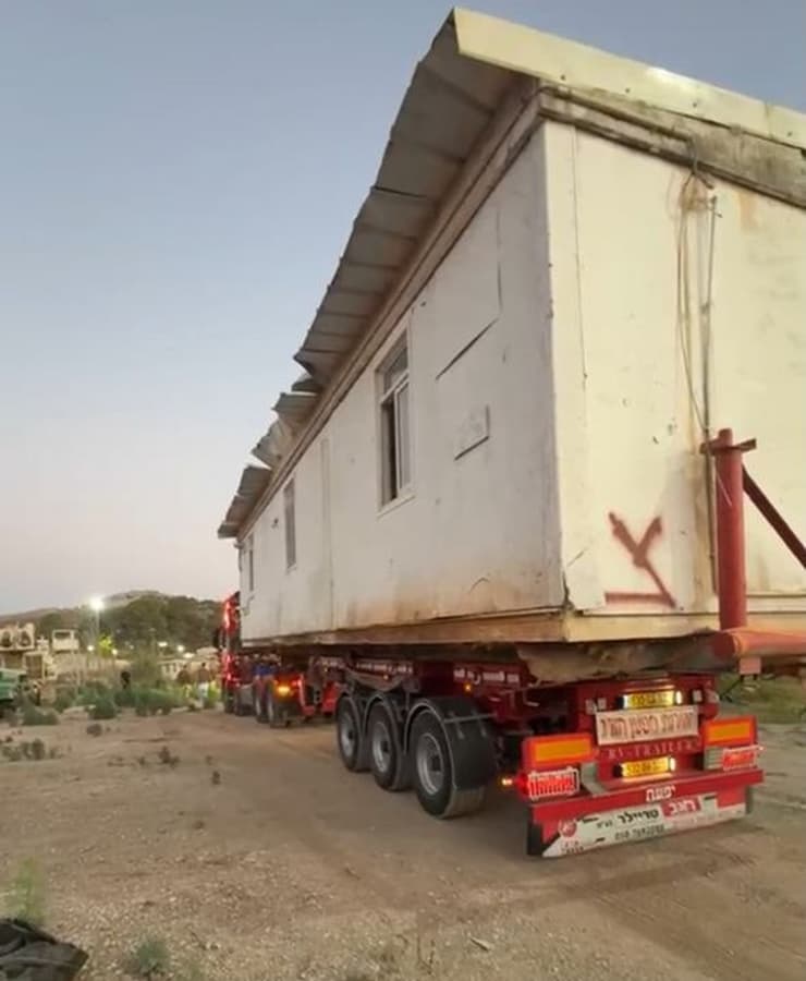 פינוי הקרוואן סמוך לצומת תפוח