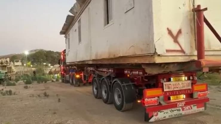 פינוי הקרוואן פינוי הקרוואן סמוך לצומת תפוח
