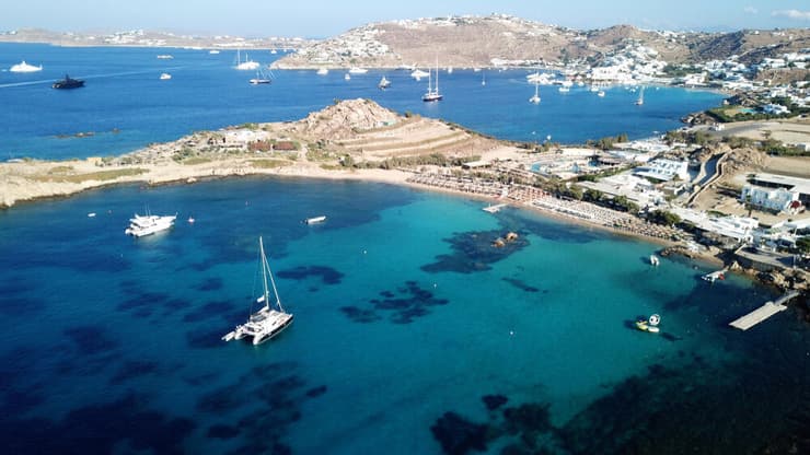 Scorpios Mykonos, יוון (צילום: Aerial-motion / shutterstock) Scorpios Mykonos, יוון