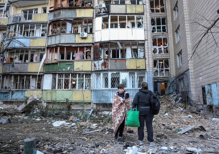 תושבי קייב בוחנים את ההרס העצום (צילום: REUTERS/Anatolii Stepanov) קייב