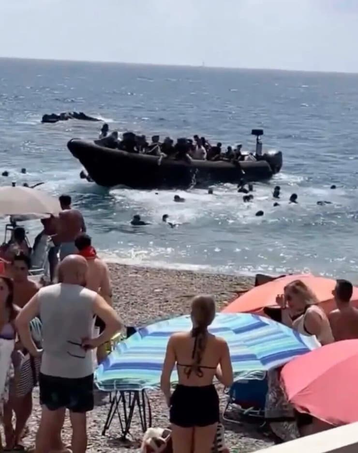 "איך סירה כזו יכלה להגיע לחוף בלי להיקלט במכ"ם?". הרוחצים המופתעים על קו החוף ספרד סירת מהגרים מגיעה לחוף מלא תיירים מורסיה