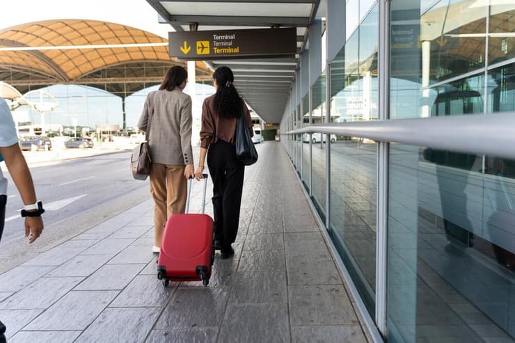 אני יוצאת מישראל מבוהלת ומתקשה לנשום (צילום אילוסטרציה: Alfonso Soler / Shutterstock) נשים עם מזוודה