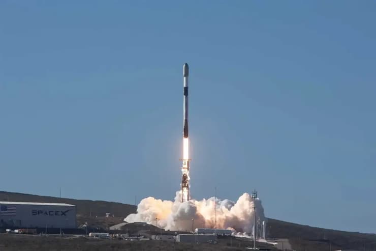יום המאה. שיגור טיל פלקון 9 של ספייס אקס מבסיס החלל ונדנברג בקליפורניה, שהביא את החברה למאה שיגורים מתחילת השנה (צילום: SpaceX) יום המאה. שיגור טיל פלקון 9 של ספייס אקס מבסיס החלל ונדנברג בקליפורניה, שהביא את החברה למאה שיגורים מתחילת השנה