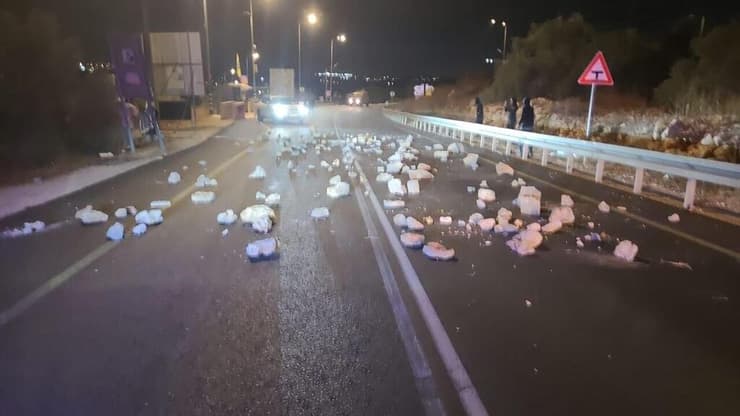 מתנחלים חסמו דרכים באמצעות אבנים