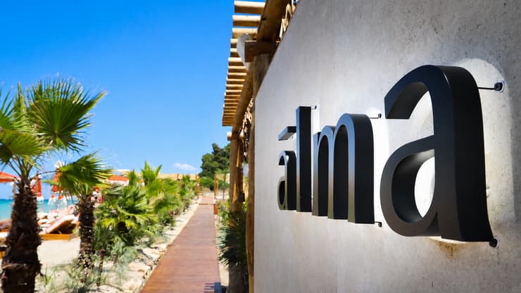 עלמה ביץ׳, חלקידיקי (צילום: @almabeach.gr) עלמה ביץ׳, חלקידיקי