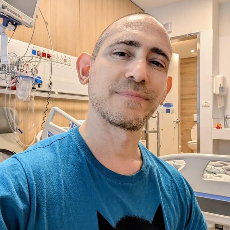 "זה היה תהליך מאוד מאוד קשה וסיזיפי". עמי הוכנר בבית החולים (צילום: באדיבות המשפחה) עמי הוכנר ז"ל, נפטר מלוקמיה