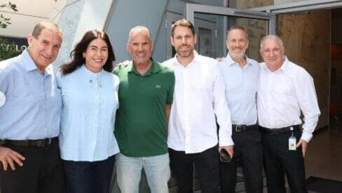 פנחס עידן עם רגב - רק יום לפני הכאוס. "שתמנה חוקר - והאמת תצא לאור" (צילום: מתוך עמוד האינסטגרם של רשות שדות התעופה) רגב ועידן