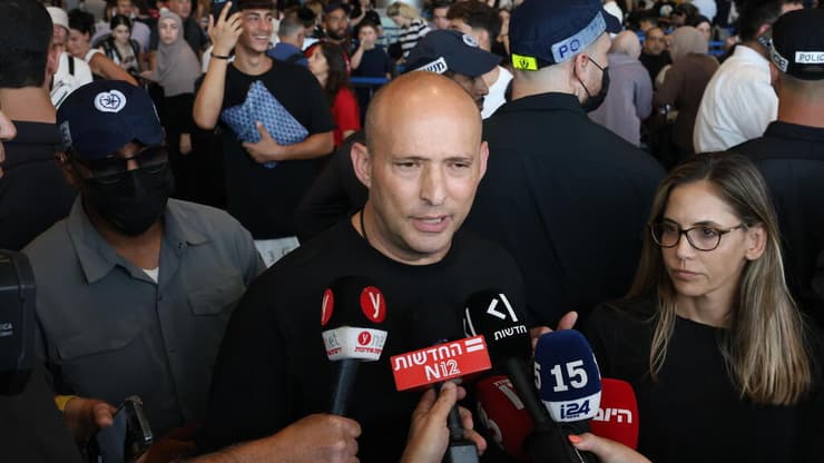 בנט בנתב"ג (צילום: שאול גולן) בנט נותן הצהרה מנתב"ג