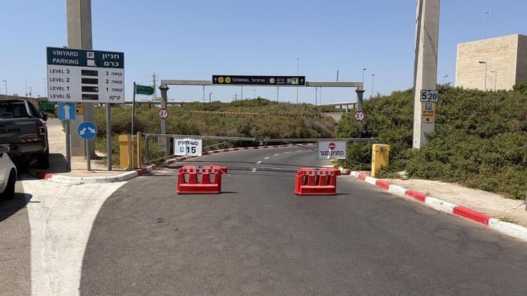החניונים בנתב"ג נחסמו, רכבים נותרו בחוץ (צילום: מאיר תורג'מן) החסימות בכניסת נתב"ג