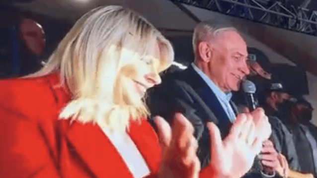 בנימין ושרה נתניהו בהופעה של עדן בן זקן (צילום: ליאור סעדו) בנימין ושרה נתניהו בהופעה של עדן בן זקן