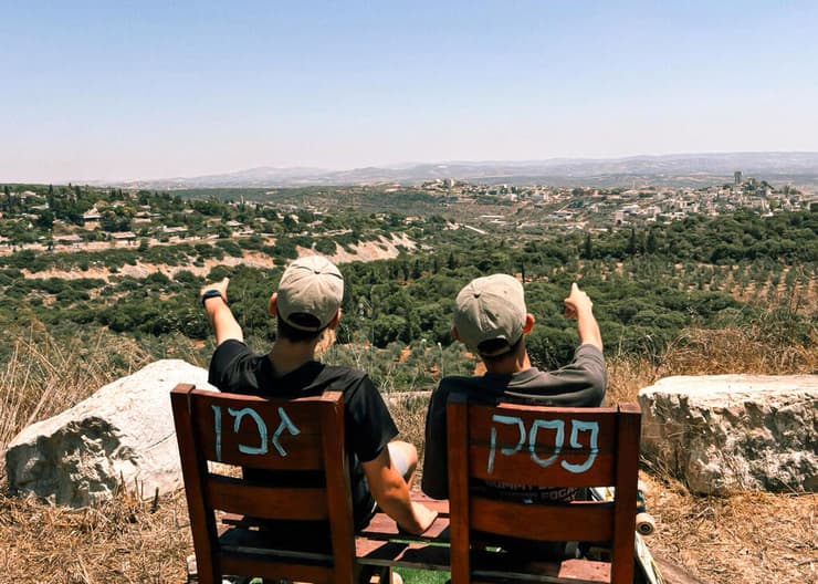 "שניים" (צילום: גלעד, מתוך תערוכת "הוצא מהקשרו") שניים - גלעד