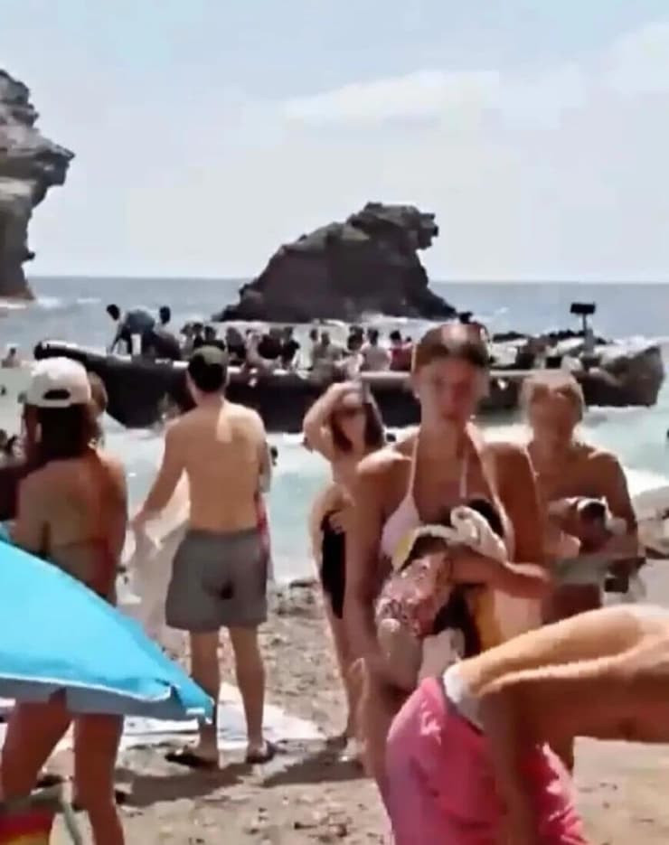 ספרד סירת מהגרים מגיעה לחוף מלא תיירים מורסיה