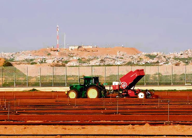 שדות נחל עוז, צמוד לגבול. במקומות מסוימים גובהה של הגדר מגיע לעשרה מטרים | צילום: דובר צה"ל