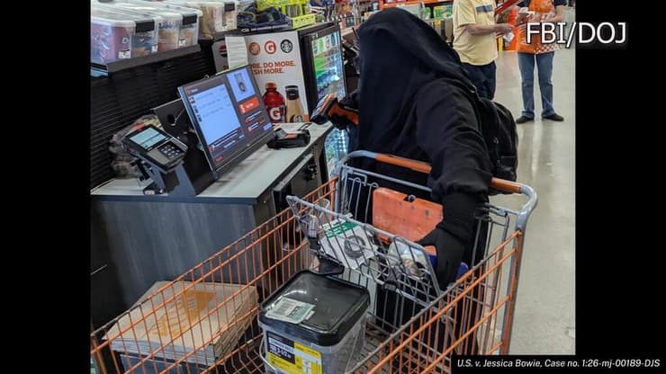 בהום דיפו: בואי רוכשת את החומרים להכנת ה"מטען" (צילום: DOJ) תיעודים של מחבלת דאעש מניו יורק