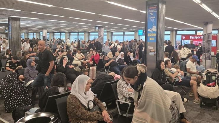ממתינים בשער עומס חריג בנתב"ג, טרמינל 1