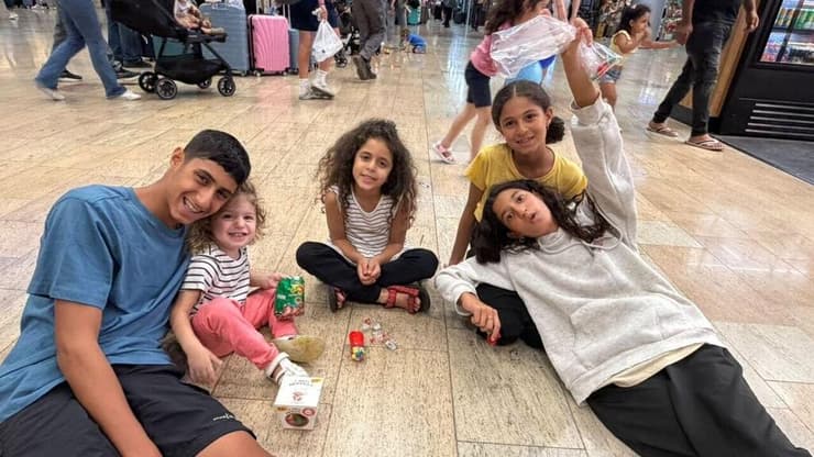 ממתינים על הרצפה, כשנתב"ג בראש השיבושים העולמיים. ילדי משפחת הדר עומס חריג בנתב"ג, טרמינל 3
