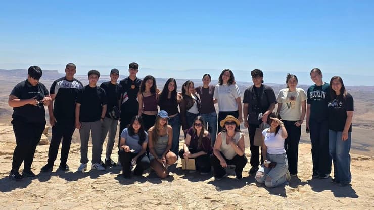 בני הנוער שלקחו חלק בתוכנית "בעיניים אחרות" וצילומיהם מוצגים בתערוכה. "בשנה שבה המציאות סביבם חידדה שוב ושוב פחד וקיטוב, הם בחרו ליצור יחד" בני הנוער שלקחו חלק בתוכנית "בעיניים אחרות" וצילומיהם מוצגים בתערוכה. "בשנה שבה המציאות סביבם חידדה שוב ושוב פחד וקיטוב, הם בחרו ליצור יחד"