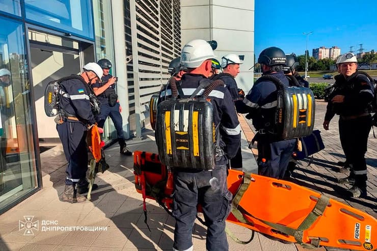 צילום: Handout / STATE EMERGENCY SERVICE OF UKRAINE / AFP מרכז קניות בעיר קריבי ריה הופצץ על ידי רוסיה