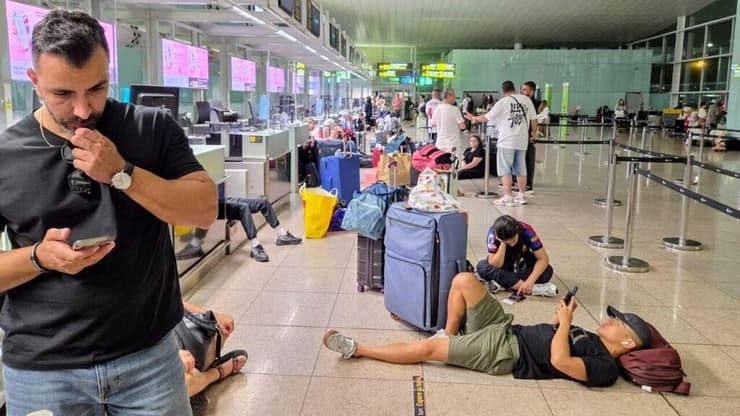 מחכים גם בנמל התעופה בברצלונה עיכובי בשדה התעופה בברצלונה