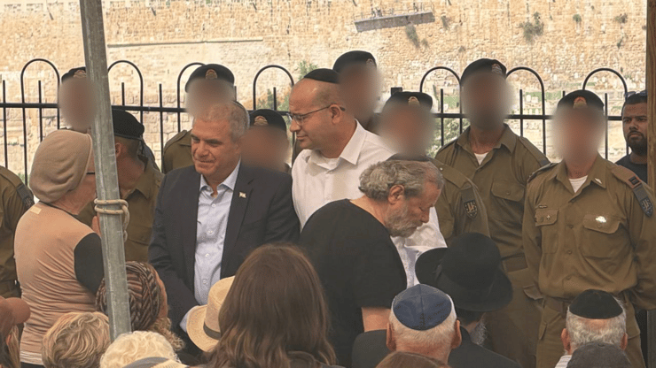 גופמן והירש עם משפחתו של כץ, הר הזיתים (צילום: לירן תמרי) רומן גופמן ראש המוסד בהלוויה של רס"ל יהודה יקותיאל כץ