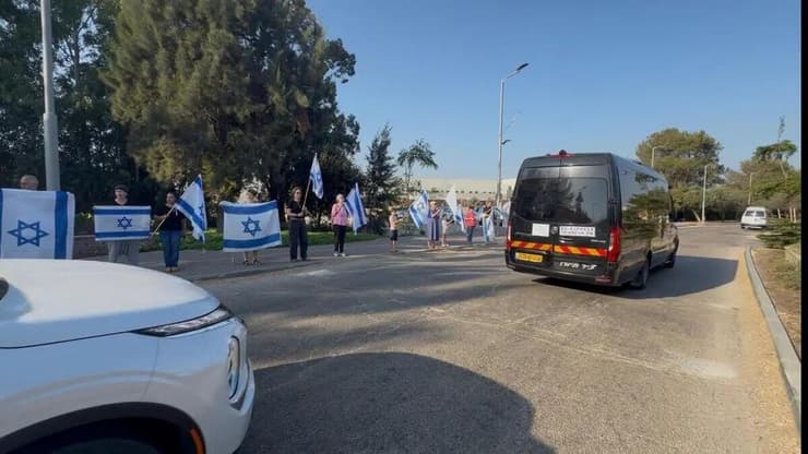 השיירה יוצאת מהישיבה ביבנה (צילום: מועצה איזורית חבל יבנה) מלווים מחוץ לישיבה במסע ההלוויה של רס"ל יהודה יקותיאל כץ