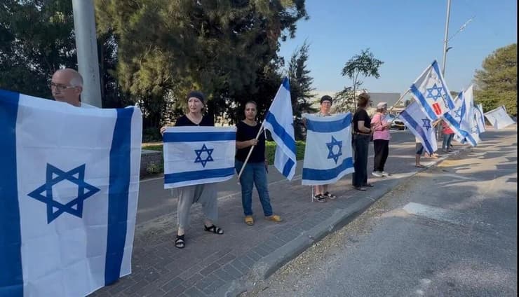 צילום: מועצה איזורית חבל יבנה מלווים מחוץ לישיבה במסע ההלוויה של רס"ל יהודה יקותיאל כץ