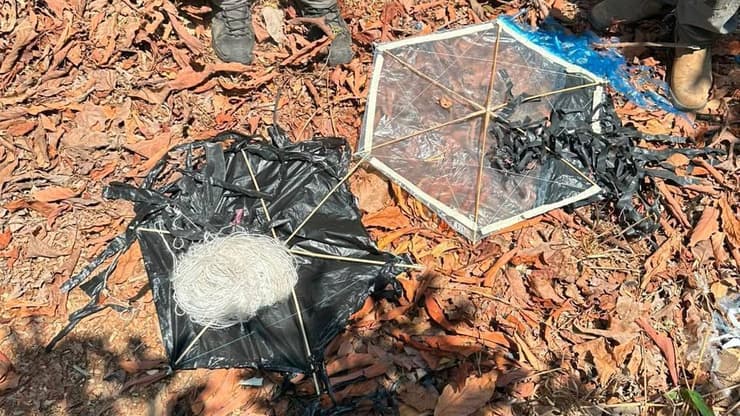 עפיפון שנמצא בסוף השבוע באזור קיבוץ נחל עוז. "זה יכול גם להרוג אנשים" (צילום: מתוך הרשתות לפי סעיף 27א' ) עפיפון בעירה שלפי החשד הגיע מרצועת עזה נמצא בגזרת קיבוץ נחל עוז