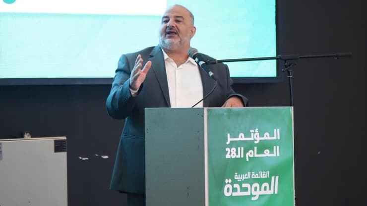 מנסור עבאס מציג את עמדותיו (צילום: דוברות רע"מ ) הוועידה הארצית ה-28 של הרשימה הערבית המאוחדת (רע״מ) בטייבה, בהשתתפות כ-1,050 חברי המפלגה