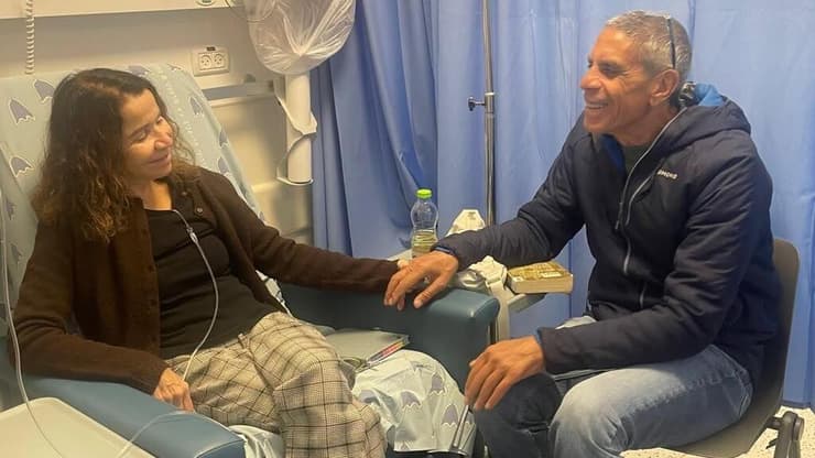 "סרטן הלבלב הוא סרטן מניאק שצריך לתקוף בכל החזיתות". שלי יחימוביץ במהלך טיפול כימו בבית החולים עם בן זוגה, עובד (צילום: פייסבוק) שלי יחימוביץ אובחנה עם סרטן הלבלב ומקבלת טיפול