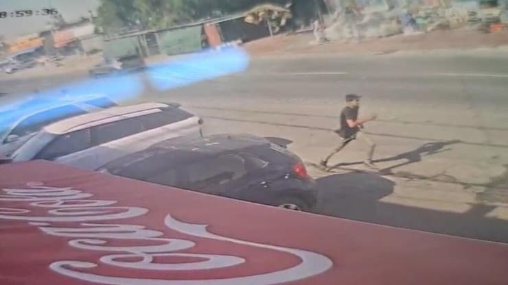המחבל ונמלט מהמקום לאחר הדקירה תיעוד הפיגוע בסמוך לכפר עוג'ה