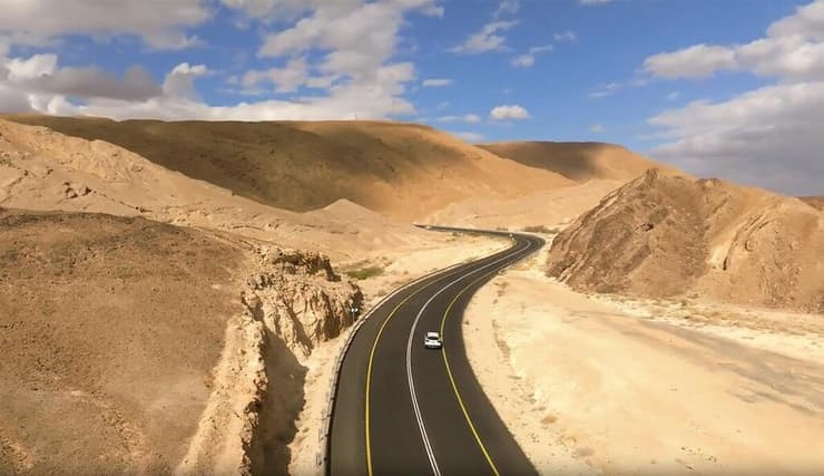 "הסוללה תספיק לנו כמעט עד הבית, אבל עם העליות של מצפה רמון זה קצת קשוח" (צילום: ירון שרון) "הסוללה תספיק לנו כמעט עד הבית, אבל עם העליות של מצפה רמון זה קצת קשוח"