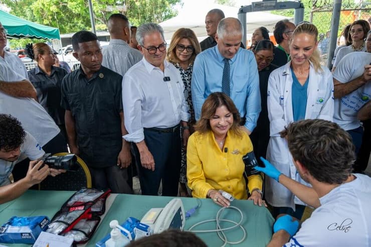 הבן הפארמדיק עידו בודק לחץ דם לאשת הנשיא, בעוד האם ד"ר רונית אלמוג, צופה (צילום: השגרירות בפנמה) הבן הפארמדיק עידו בודק לחץ דם לאשת הנשיא בעוד האם ד"ר רונית אלמוג, צופה בגאווה