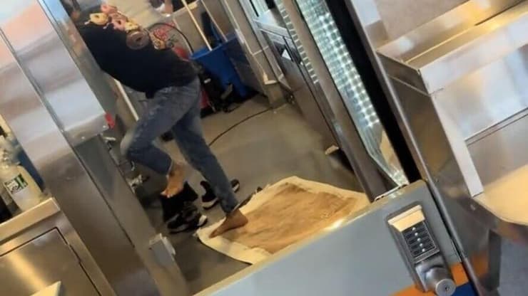 עובד דאנקן דונאטס רוחץ את רגליו בכיור (צילום מסך מתוך טיקטוק) עובד דאנקן דונאטס רוחץ את רגליו בכיור